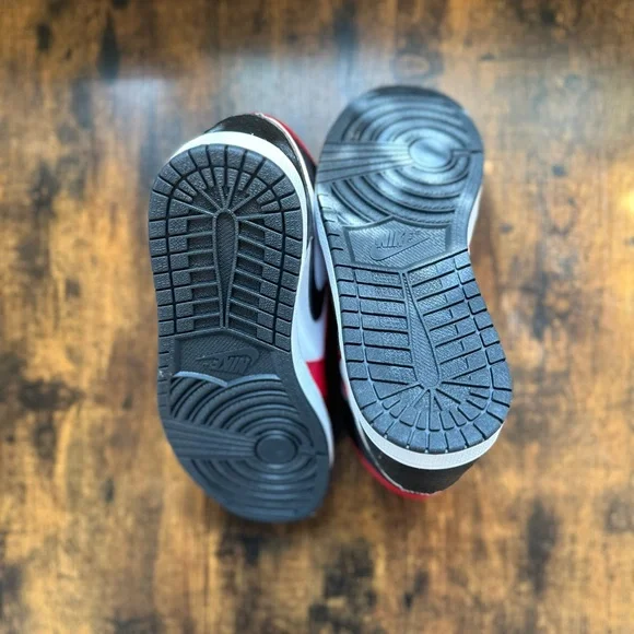 Nike Women’s Jordan 1 High OG Shoes - Size 9.5 - Picture 4 of 8